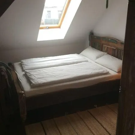 Helle Dachgeschosswohnung Fuer 8 Personen In Zentraler Lage Берлин