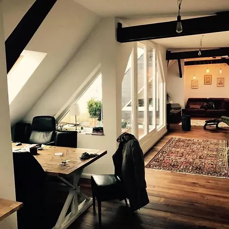 Апартаменты Helle Dachgeschosswohnung Fuer 8 Personen In Zentraler Lage Берлин