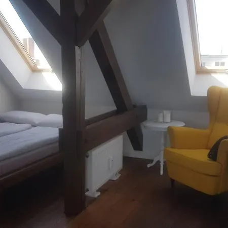 Helle Dachgeschosswohnung Fuer 8 Personen In Zentraler Lage Апартаменты *