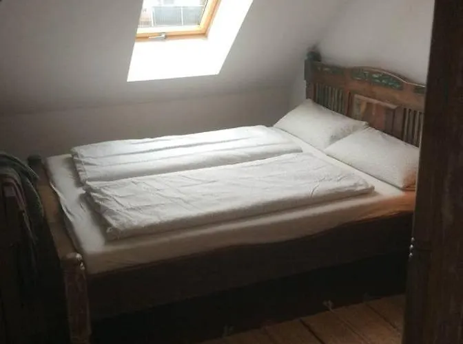 Helle Dachgeschosswohnung Fuer 8 Personen In Zentraler Lage Berlin