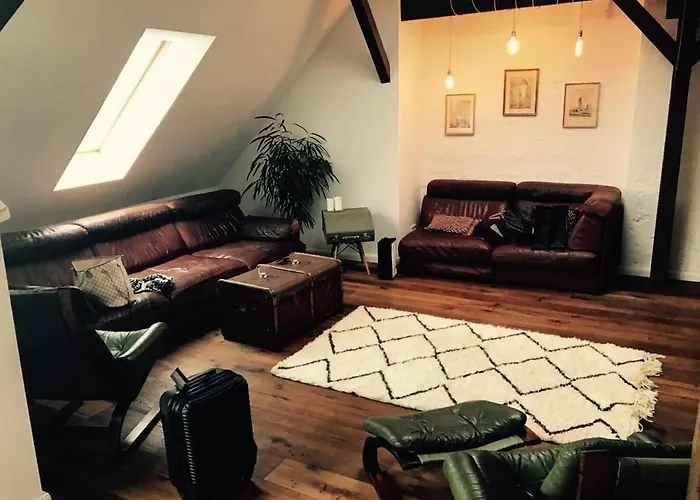 Helle Dachgeschosswohnung Fuer 8 Personen In Zentraler Lage